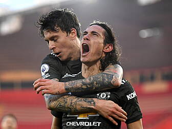 Edinson Cavani apologises for...